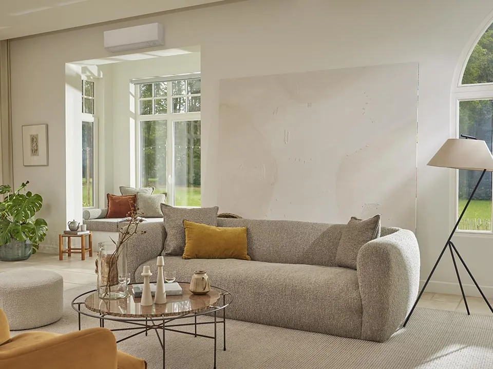 Daikin Perfera-airco aan de muur van een lichte woonkamer