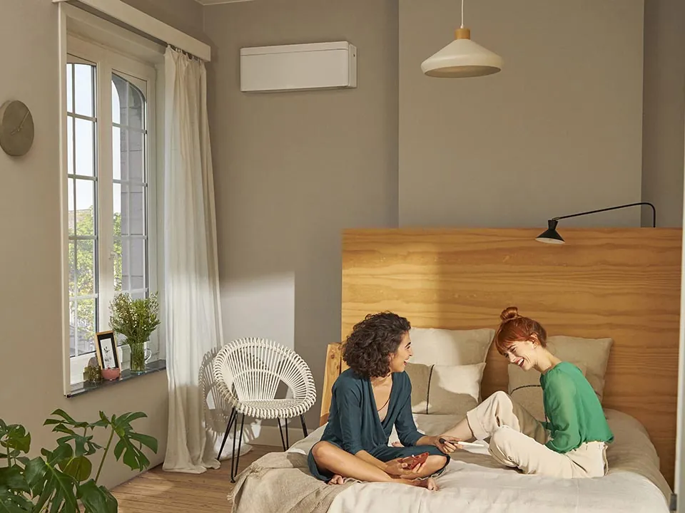 Daikin Stylish-airco boven het bed in een slaapkamer