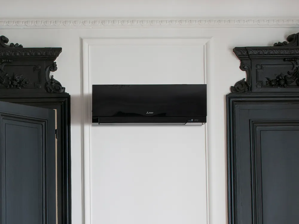 Zwarte Mitsubishi Electric MSZ-EF aan een muur in een klassiek interieur