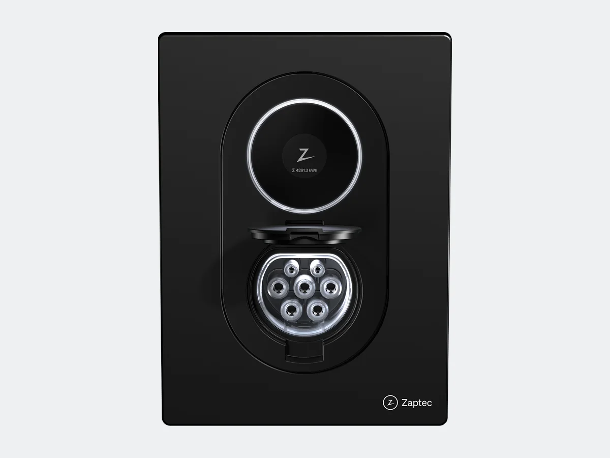 Zaptec Go 2 met geopende Type 2-contactdoos