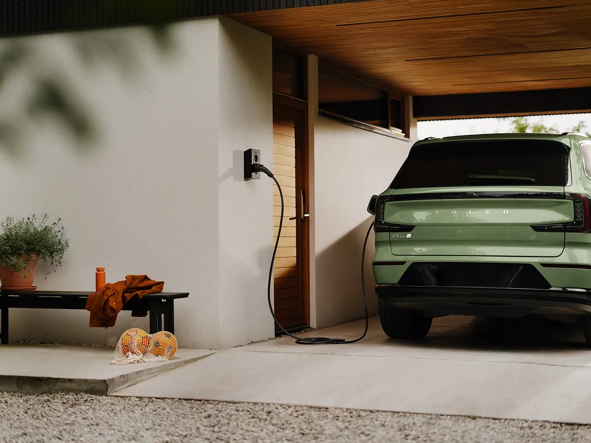Zaptec Go 2 in een carport naast een elektrische auto