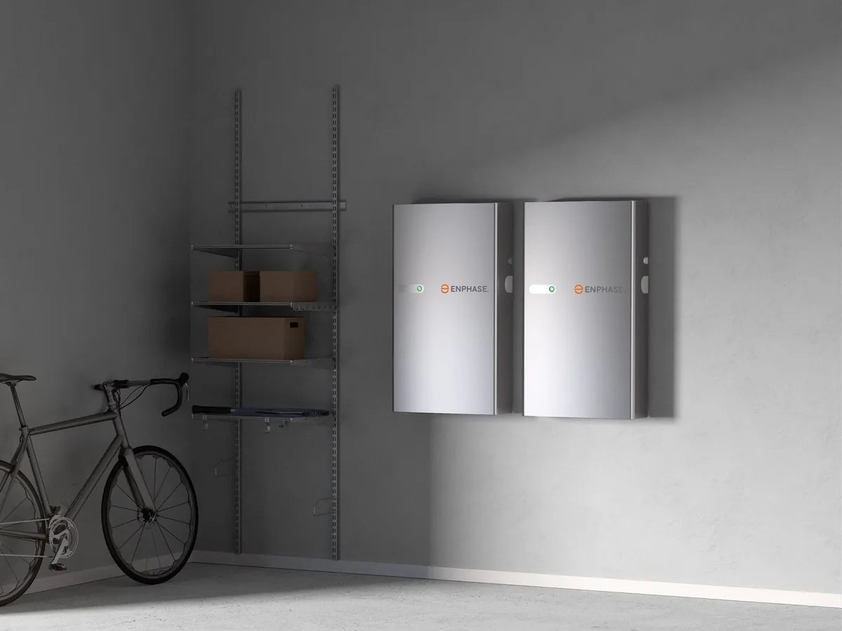 Twee Enphase IQ Battery 5P-units aan de muur van een garage