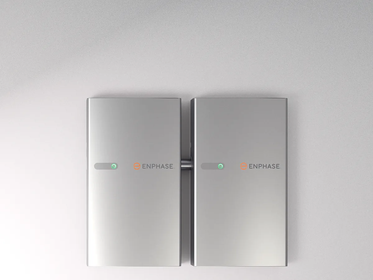 Twee Enphase IQ Battery 5P-units naast elkaar