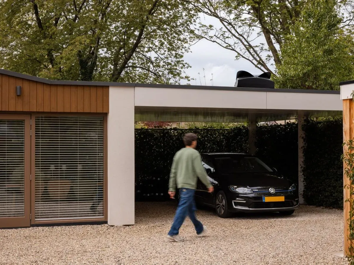 Weheat Blackbird op het platte dak van een carport