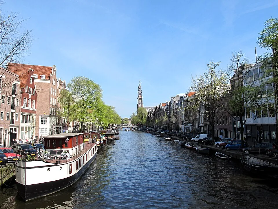 Gracht met woningen in Amsterdam