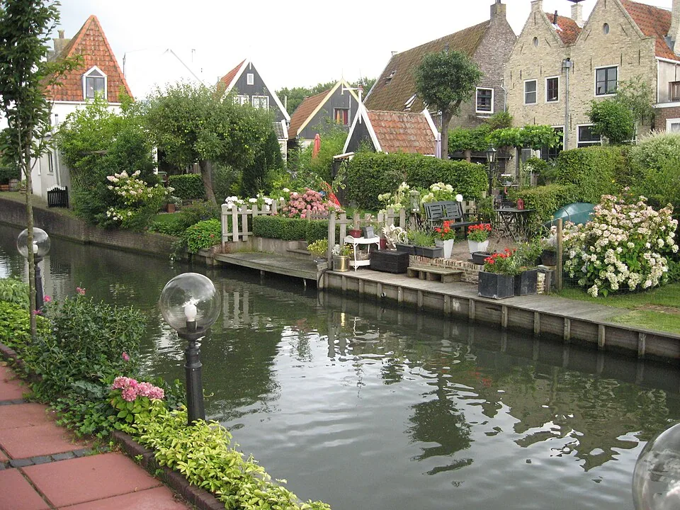 Gracht met historische huizen in Edam