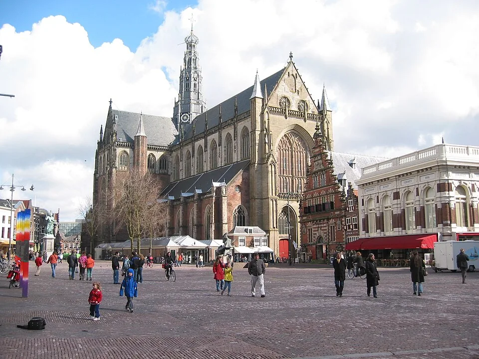 Grote Markt met de kerk in Haarlem