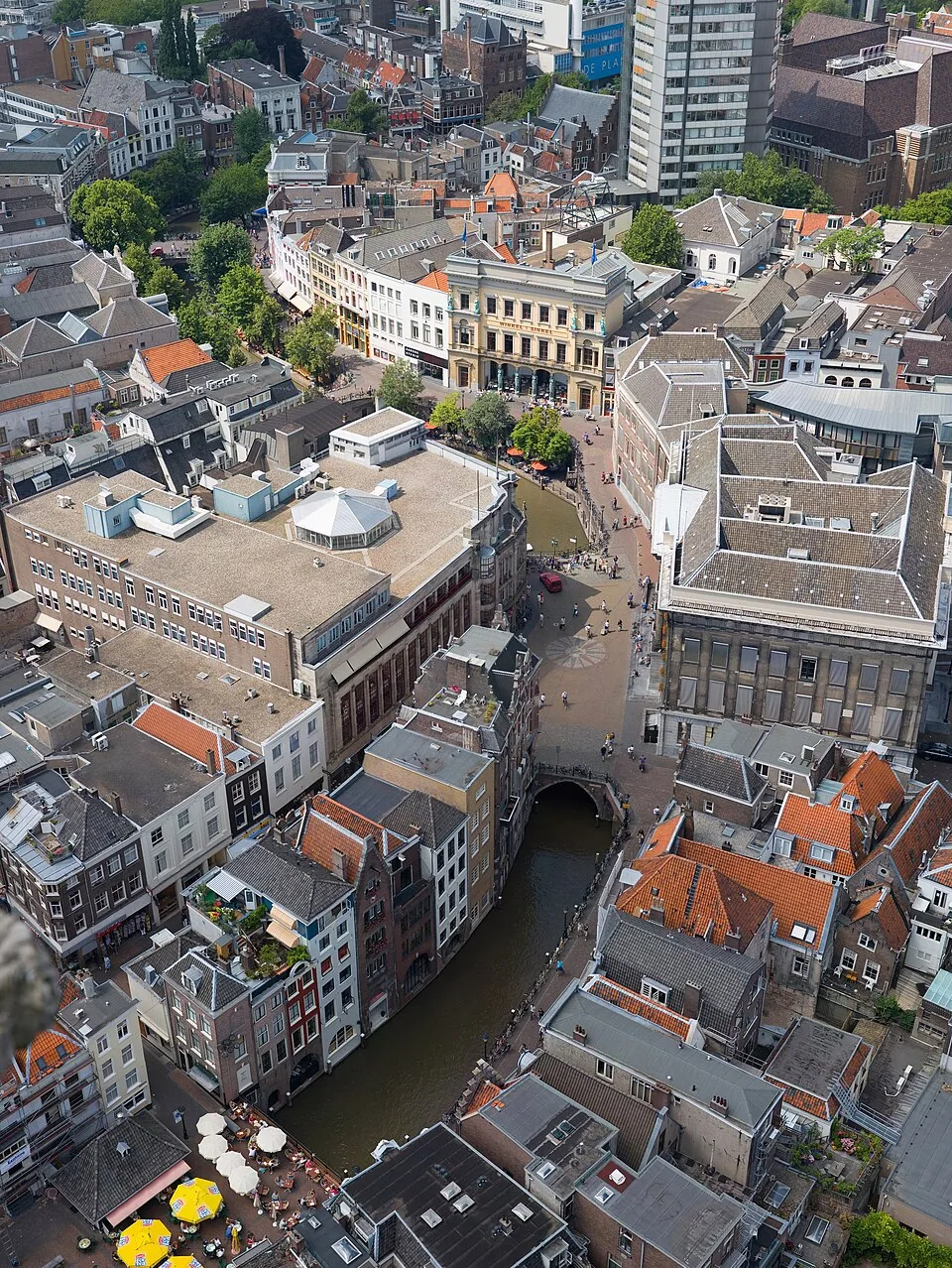 Luchtfoto van de grachten in Utrecht