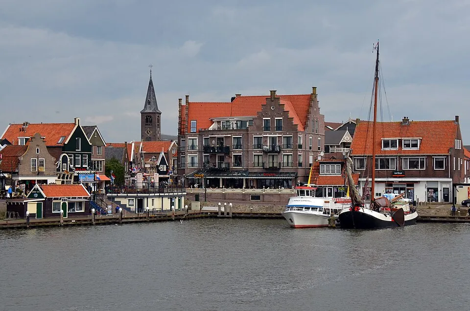 Haven met huizen en kerk in Volendam