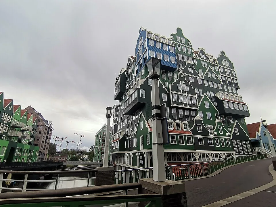 Karakteristieke gebouwen bij het station van Zaandam